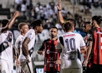 Vitória sai em desvantagem, mas consegue arrancar empate com a Ponte