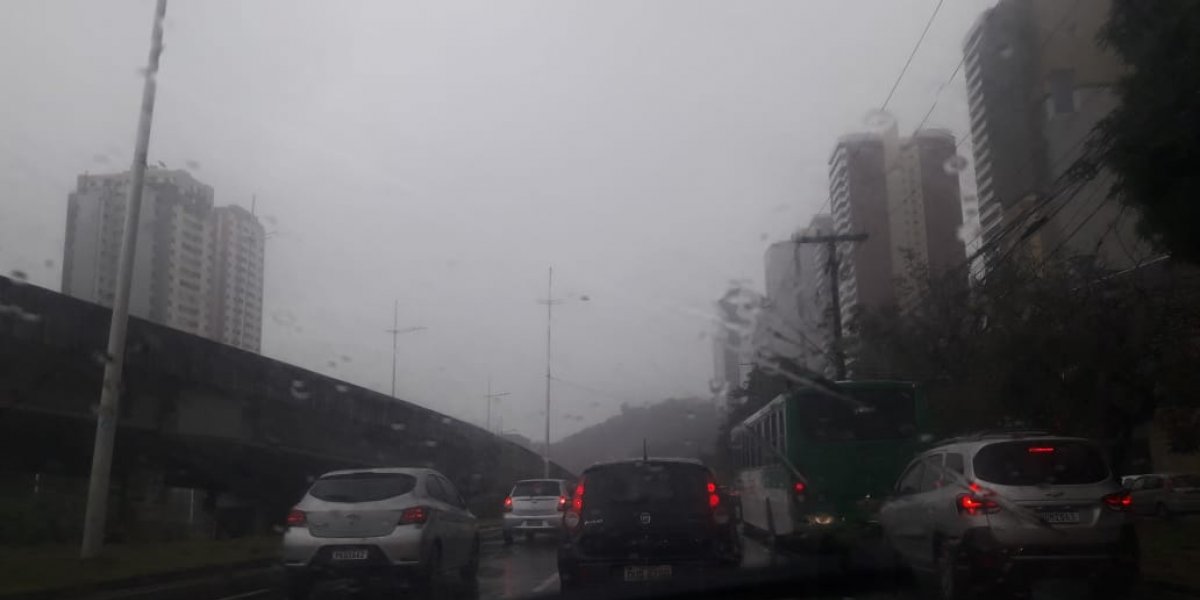 Chuva deixa trânsito lento nas principais vias de Salvador