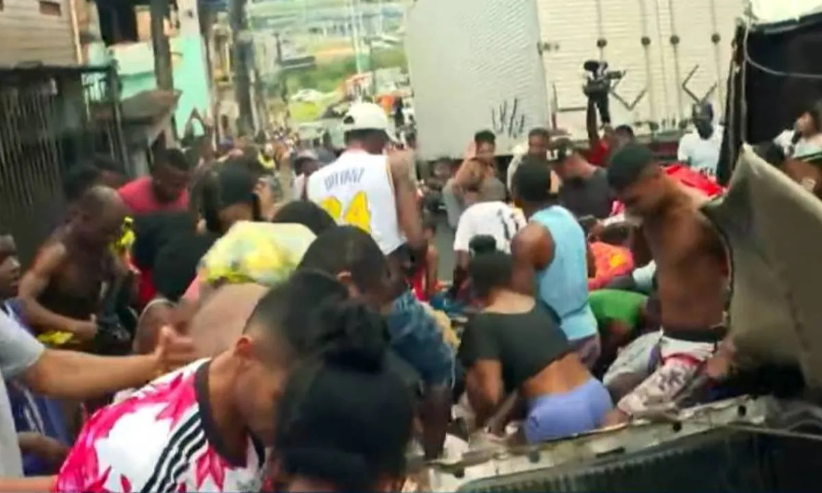 Caminhão de café que esmagou homem em São Caetano é saqueado por moradores