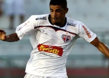 Atacante Deon, revelado no Bahia, morre aos 36 anos após passar mal em treino