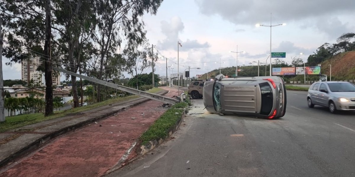 Carro capota e derruba poste na Avenida Orlando Gomes, em Salvador