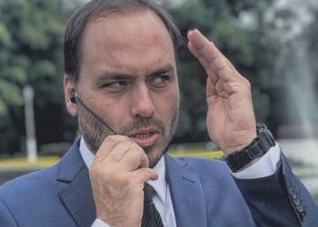 Carlos Bolsonaro se vacinou contra Covid-19 antes de viajar à Itália em 2021