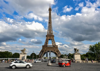 Homem é preso após saltar de paraquedas na Torre Eiffel