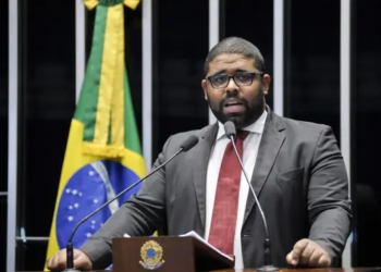 “É preciso resolver problema da posse dos territórios”, afirma Felipe Freitas sobre caso Mãe Bernadete