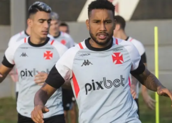 Com desfalque no meio de campo, técnico Ramón Díaz avalia opções no Vasco para encarar o Bahia