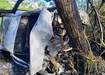 Duas pessoas ficam feridas após veículo bater em barraca e árvore na Bahia