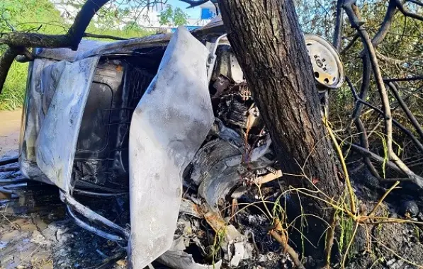 Duas pessoas ficam feridas após veículo bater em barraca e árvore na Bahia
