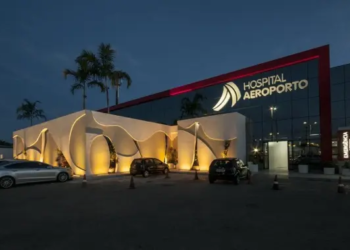 Mulher dirige até o hospital após ser baleada na boca em tentativa de assalto em São Cristóvão