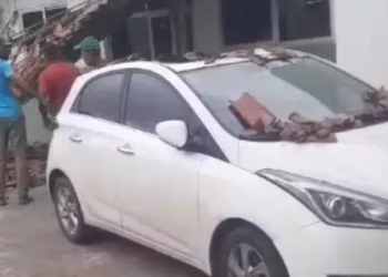 Parte de telhado de unidade de saúde na Bahia desaba após motorista colidir em pilastra