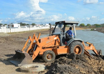 Obra orçada em R$ 11 milhões está abandonada em Feira de Santana