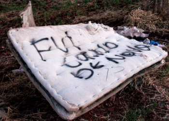 Recado em colchão abandonado chama a atenção: “Fui corno de novo”