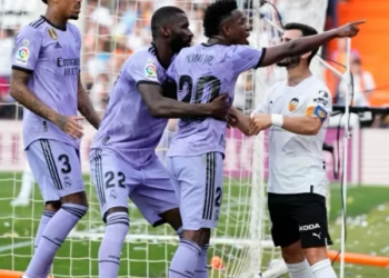 ‘Quando são racistas com Vini Jr, são comigo’, diz zagueiro do Real