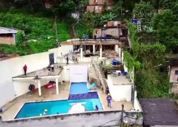 Casa de luxo avaliada em R$ 1 milhão é demolida na Rocinha