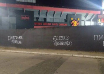 ‘Elenco vagabund0’: torcida pega ar com jogadores do Leão da Ilha