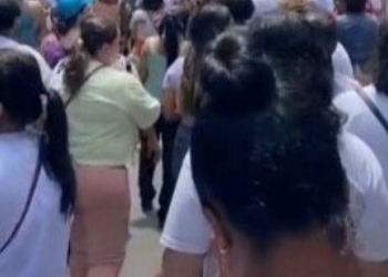 Profissionais de enfermagem protestam na frente de secretaria em Salvador