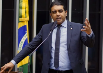 Para presidir votação, deputado do PL falta ao enterro do pai