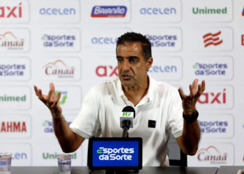 Paiva nega resposta irônica a torcedor e diz que teve perfil hackeado