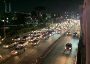 Acidente entre motocicleta e carro provoca congestionamento na Av. Paralela