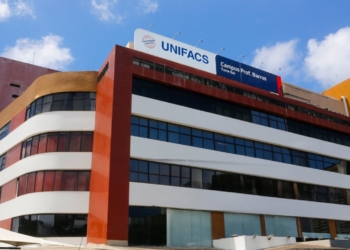 Estudantes de Medicina pedem prisão de reitor de universidade em Salvador