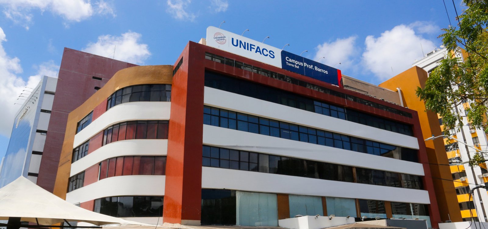 Estudantes de Medicina pedem prisão de reitor de universidade em Salvador