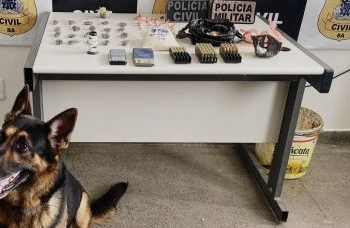 Polícia localiza drogas e munições em terreno baldio em Santo Antônio de Jesus