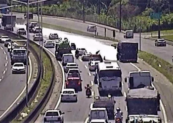 Carga de fertilizante cai na BR-324 e deixa trânsito lento