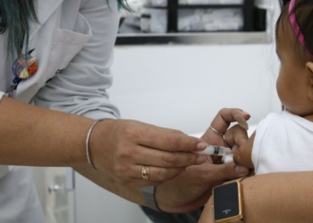 Riscos dos pneumococos para crianças e adultos vão além de pneumonias