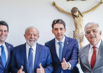 Lula dá posse a três ministros e cria ministério para pequena empresa