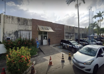 Homem é preso após sequestrar motorista e trocar tiros com policiais