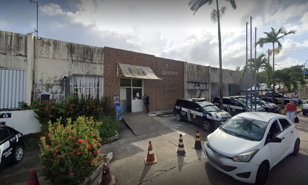 Homem é preso após sequestrar motorista e trocar tiros com policiais