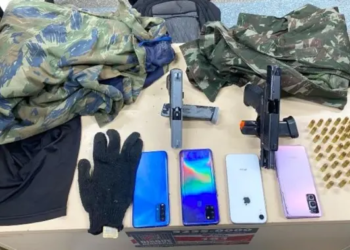 PM liberta criança feita refém por dupla armada na Bahia; acusados fugiam de abordagem quando invadiram casa