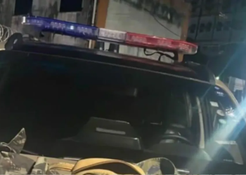 Viatura blindada protege policiais em confronto na Santa Mônica