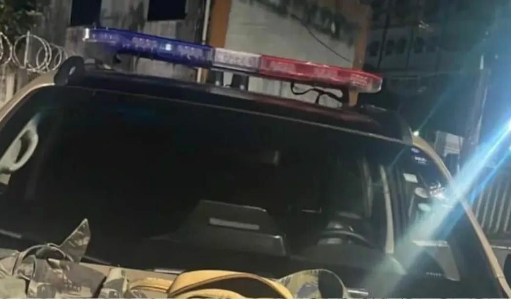 Viatura blindada protege policiais em confronto na Santa Mônica