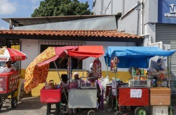 Ambulantes garantem renda extra durante desfile de 265 anos de Camaçari 