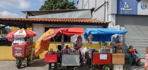 Ambulantes garantem renda extra durante desfile de 265 anos de Camaçari