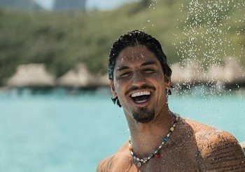 Voltaram? Gabriel Medina protagoniza momento romântico com ex-affair; assista