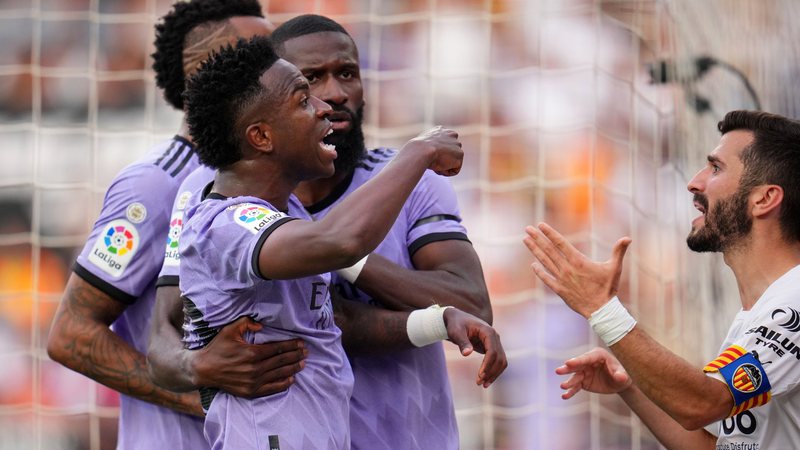 Menina que sofreu racismo por camisa de Vini Jr visita elenco do Real Madrid