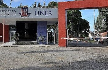 Justiça determina que Uneb contrate profissional para aluno com deficiência