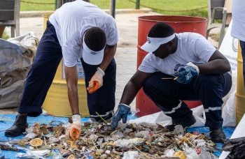 Voluntários irão coletar resíduos descartados na areia e mar do Porto da Barra
