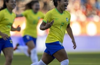 Com gol no fim, seleção feminina vence na estreia de Arthur Elias