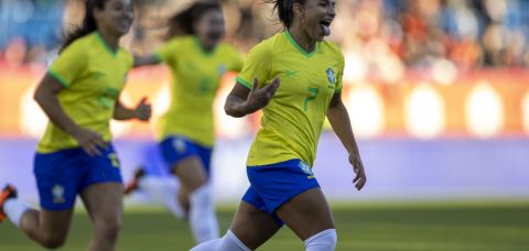 Com gol no fim, seleção feminina vence na estreia de Arthur Elias