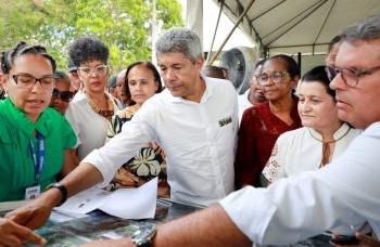 Cachoeira recebe escola de tempo integral e conjunto de obras em rodovias
