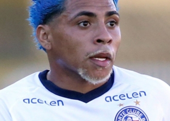 Atacante do Bahia é flagrado curtindo festa de influenciador em Salvador