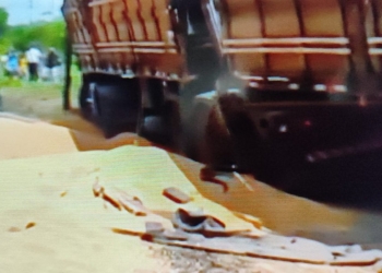 Carga de soja tomba na BR-324, sentido Feira de Santana