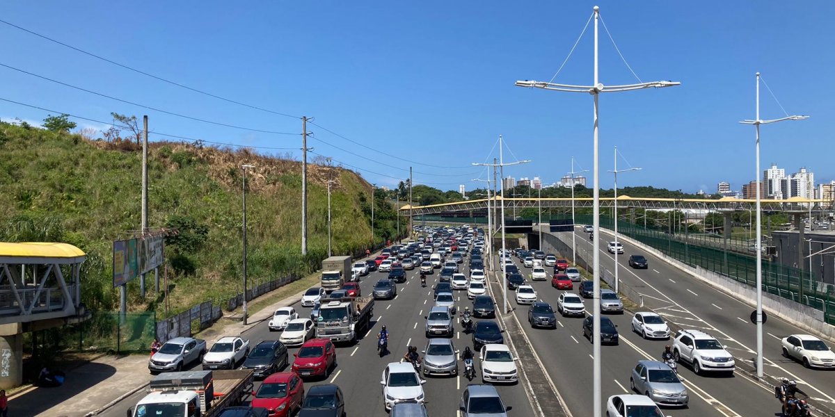 Engarrafamento até a Paralela: Ex-trabalhadores da CSN fecham Avenida