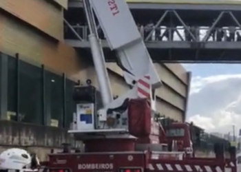 Homem sobe no Teto da Estação de Metrô Rodoviária em Salvador