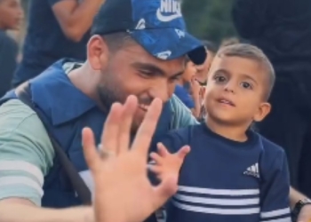 Criança que apareceu apavorada em vídeo apareceu sorrindo no domingo