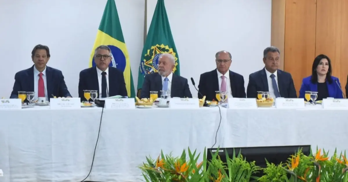 Em encontro com líderes, Lula não discute mudança da meta e diz que quer percorrer o Brasil em 2024