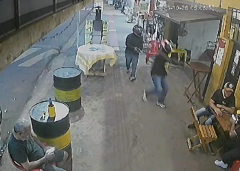 Câmeras de segurança mostram execução de pai e filho em bar