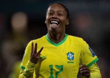 Artilheira da seleção feminina assume namoro: ‘Te amo de montão’; veja clique